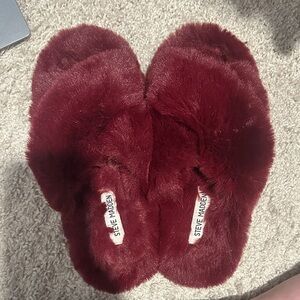 Steve Madden Women's Plush Maroon Slippers